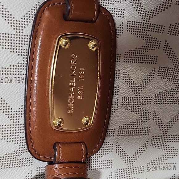 Authentic Michael Kors Satchel - Picture 4 of 9
